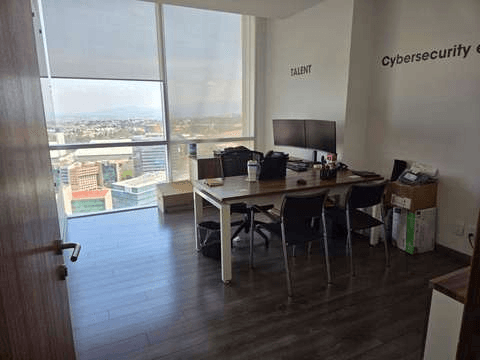 Área de trabajo de operaciones de seguridad en las oficinas de GISI