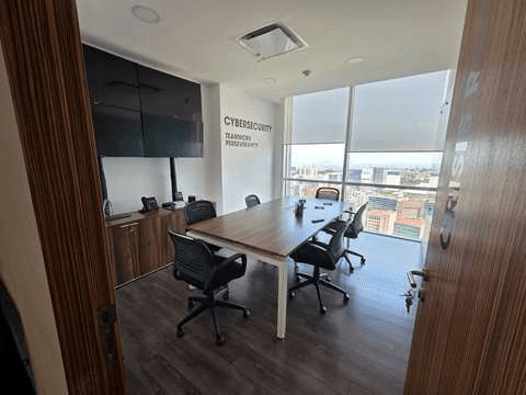 Sala de monitoreo de ciberseguridad en las instalaciones de GISI